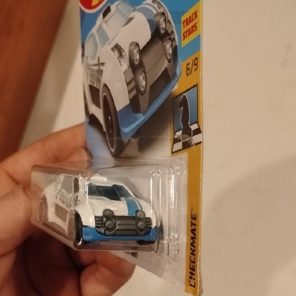 Fast 4WD Toy Car - White and Blue - Picture 3 of 8